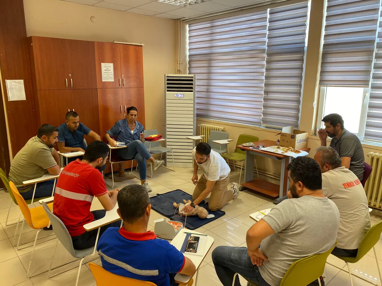 Grup eğitiminde manken üzerinde CPR uygulaması